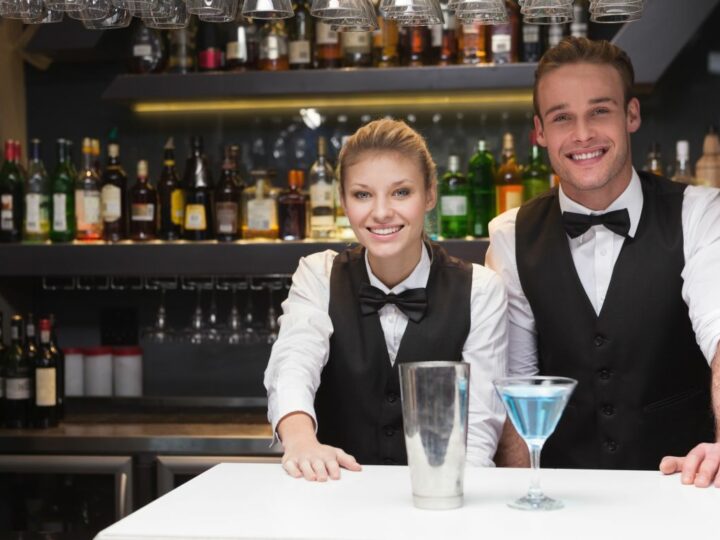 Praca kelnera/kelnerki w hotelu, pubie czy też w restauracji? Porównanie zarobków i obowiązków