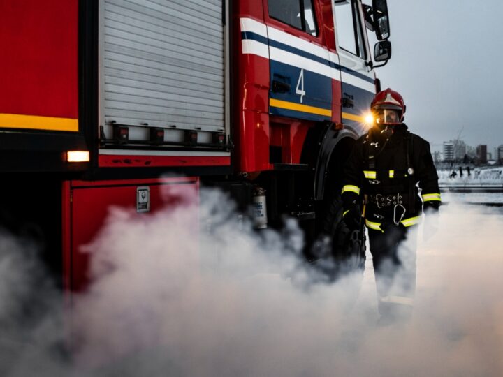 Intensywne treningi strażaków na zamarzniętym zbiorniku w Bolesławcu