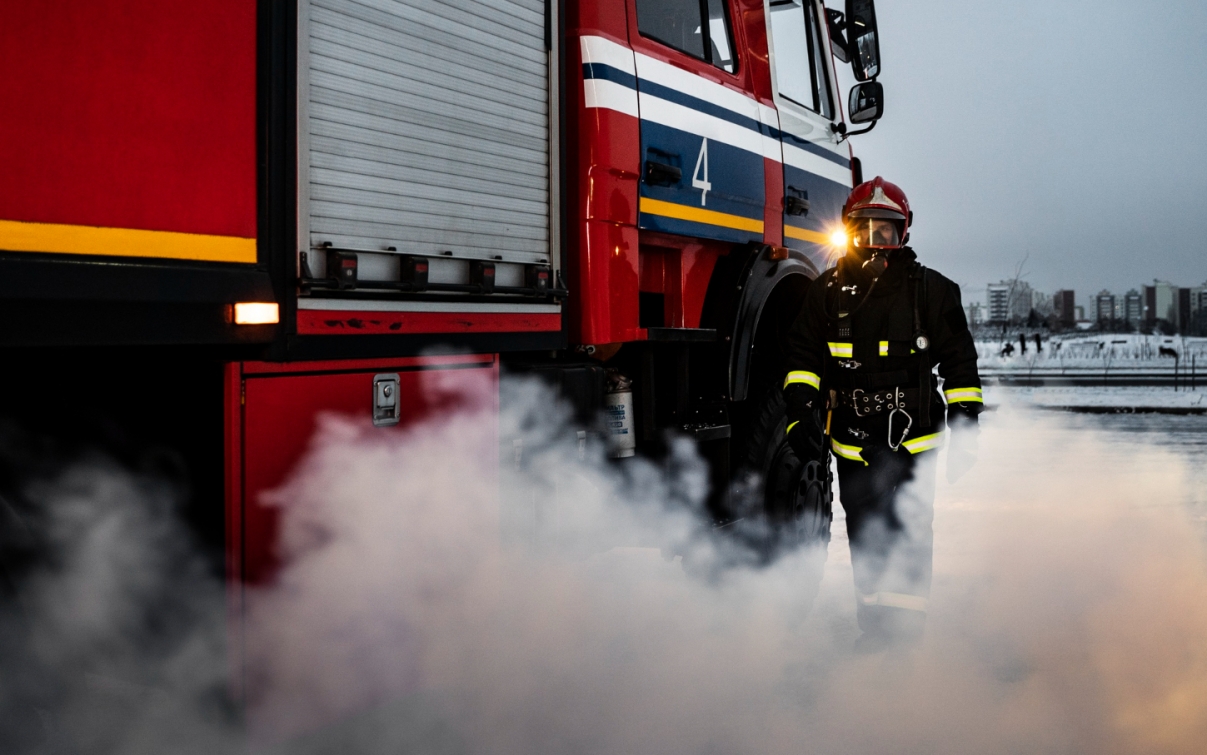 Intensywne treningi strażaków na zamarzniętym zbiorniku w Bolesławcu