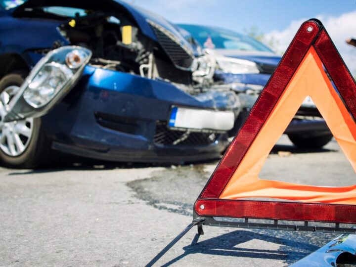 Tragiczny zderzenie samochodów. Osobowe auto uległo kolizji z ciężarówką. Wskutek nieszczęśliwego zdarzenia zginął 44-letni kierowca mercedesa