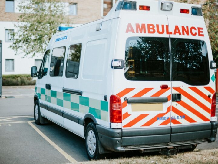 Poranna tragedia na autostradzie A4 – pojazd wpada do rowu, a pasażer potrzebuje natychmiastowej pomocy