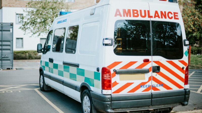 Poranna tragedia na autostradzie A4 – pojazd wpada do rowu, a pasażer potrzebuje natychmiastowej pomocy
