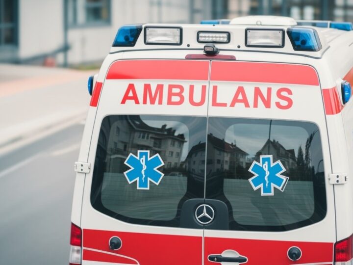 W dramatycznym wypadku w Kraśniku Dolnym kierowca wypadł z dachującego auta, ratownicy przywrócili mu życie
