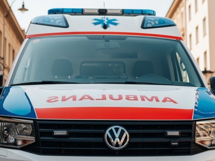 Bezpieczeństwo na drodze: Uczniowie z Iwin uczą się o odblaskach z policją