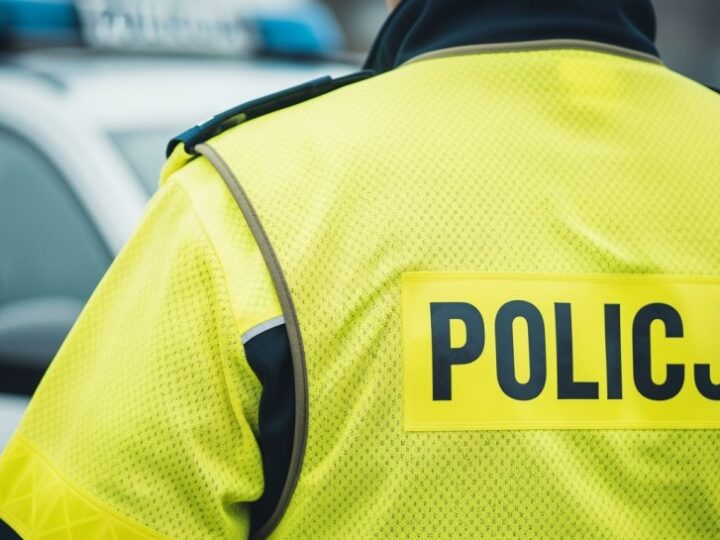 Nocna kontrola ujawnia kierowcę bez uprawnień i podejrzenie o narkotyki z cudzymi tablicami rejestracyjnymi