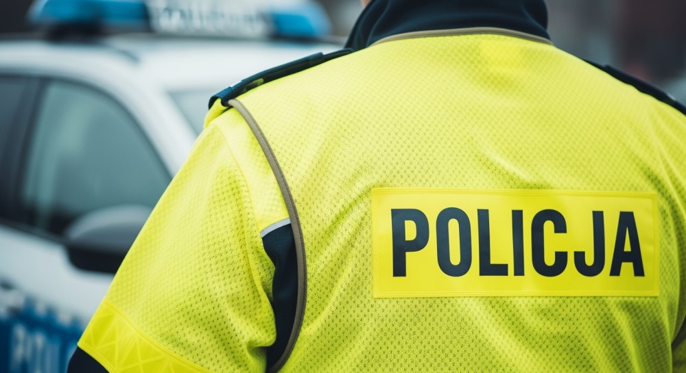 Nocna kontrola ujawnia kierowcę bez uprawnień i podejrzenie o narkotyki z cudzymi tablicami rejestracyjnymi