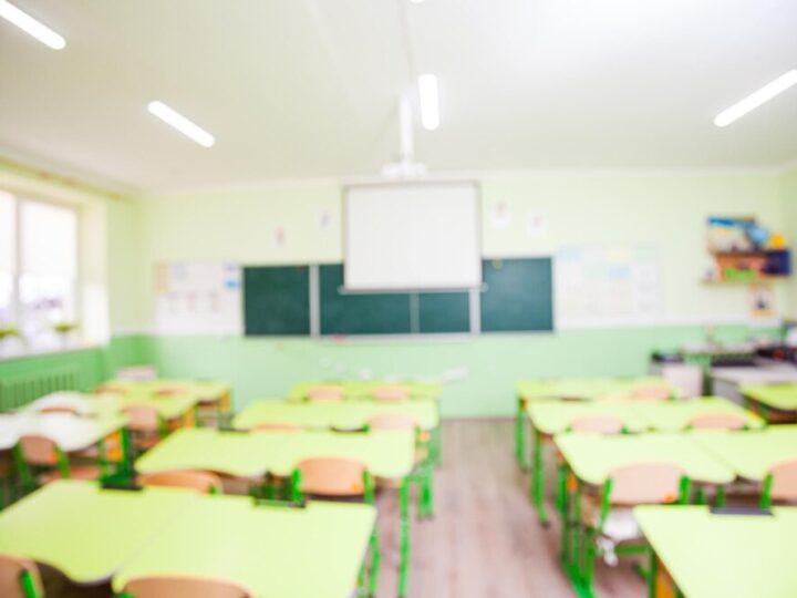 Uczniowie uczą się bezpieczeństwa: spotkanie z dzielnicowym o ryzykownych zachowaniach
