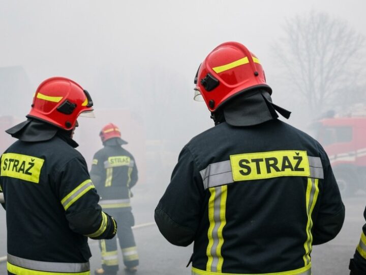 Pożar sadzy w Nowogrodźcu: strażacy w akcji ratunkowej dla poszkodowanego