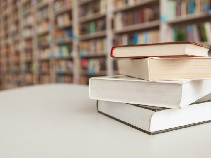 Matka dzieli się emocjonalną historią walki z uzależnieniem na spotkaniu w bibliotece