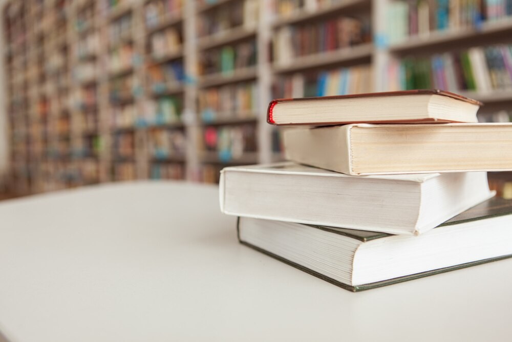 Matka dzieli się emocjonalną historią walki z uzależnieniem na spotkaniu w bibliotece