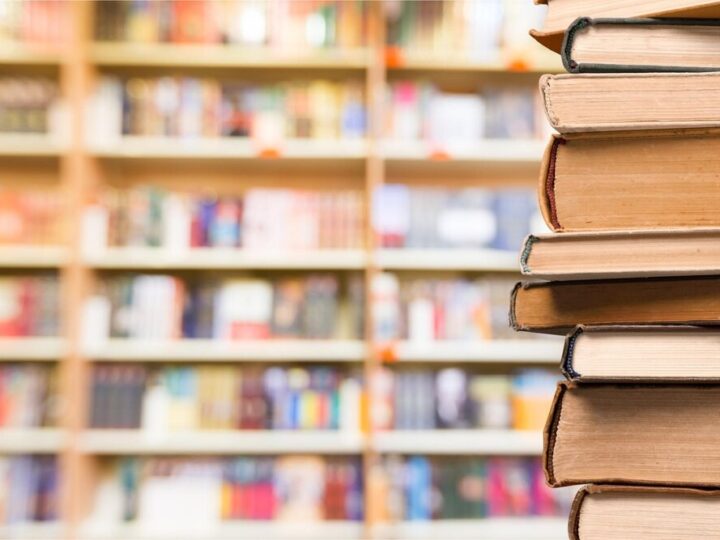 Młodzież odkrywa emocje w japońskiej literaturze podczas spotkania w bibliotece