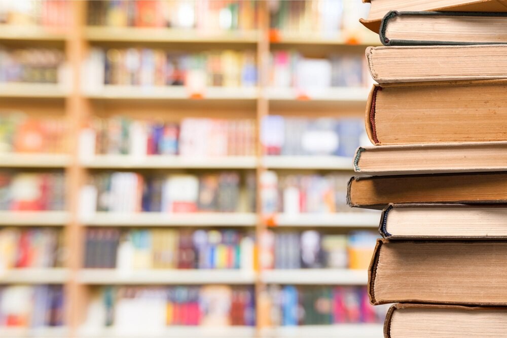 Młodzież odkrywa emocje w japońskiej literaturze podczas spotkania w bibliotece