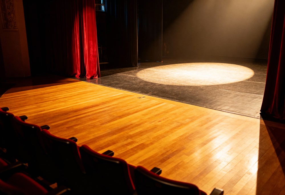 Spektakl 'Nakarmić kamień’ zdobywa serca Polaków – wyjątkowe wydarzenie w Teatrze Starym