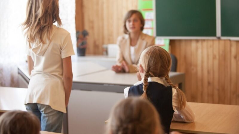 Wakacyjne odkrycia w Miejskiej Bibliotece: „Włącz Wakacje” z Małym Inżynierem