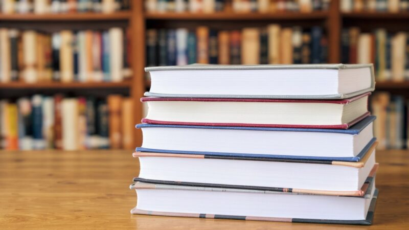 Emocjonalna podróż przez „Gliff” Ali Smith: dystopia, wyzwania i urodzinowe świętowanie w bibliotece