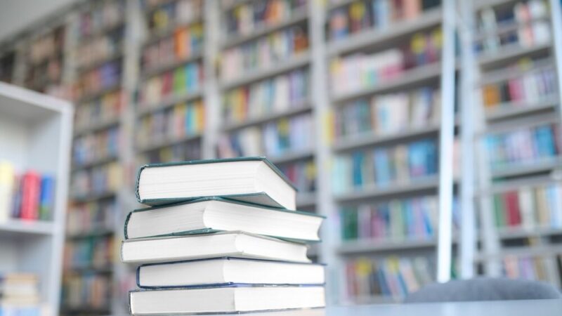 Jesienne kolory i kreatywne wianki na spotkaniu Klubu Głuchego Czytelnika